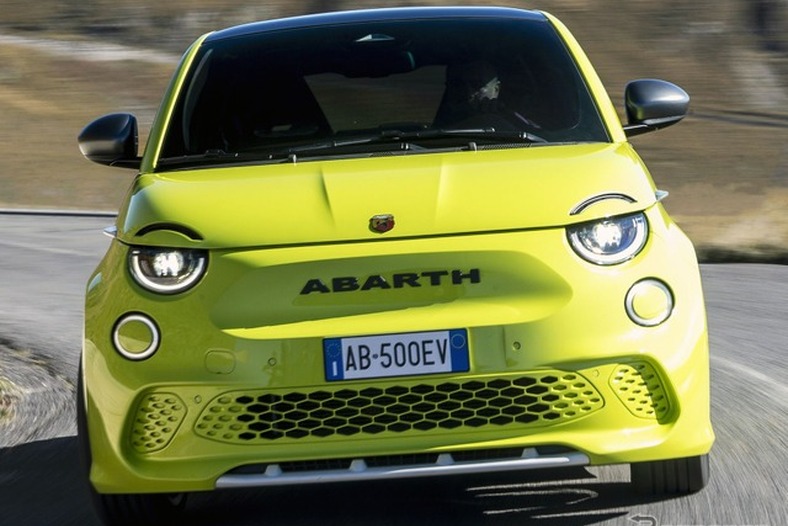 アバルト『500e』が“最高のミニカー”に選出、独『auto motor und sport』 画像