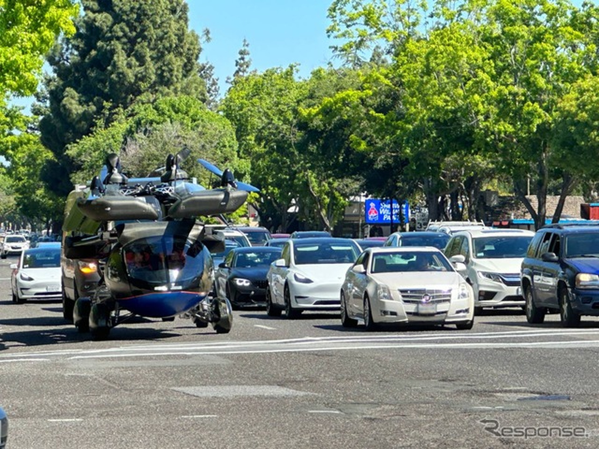 カリフォルニアの交差点で信号待ちするASKA A5