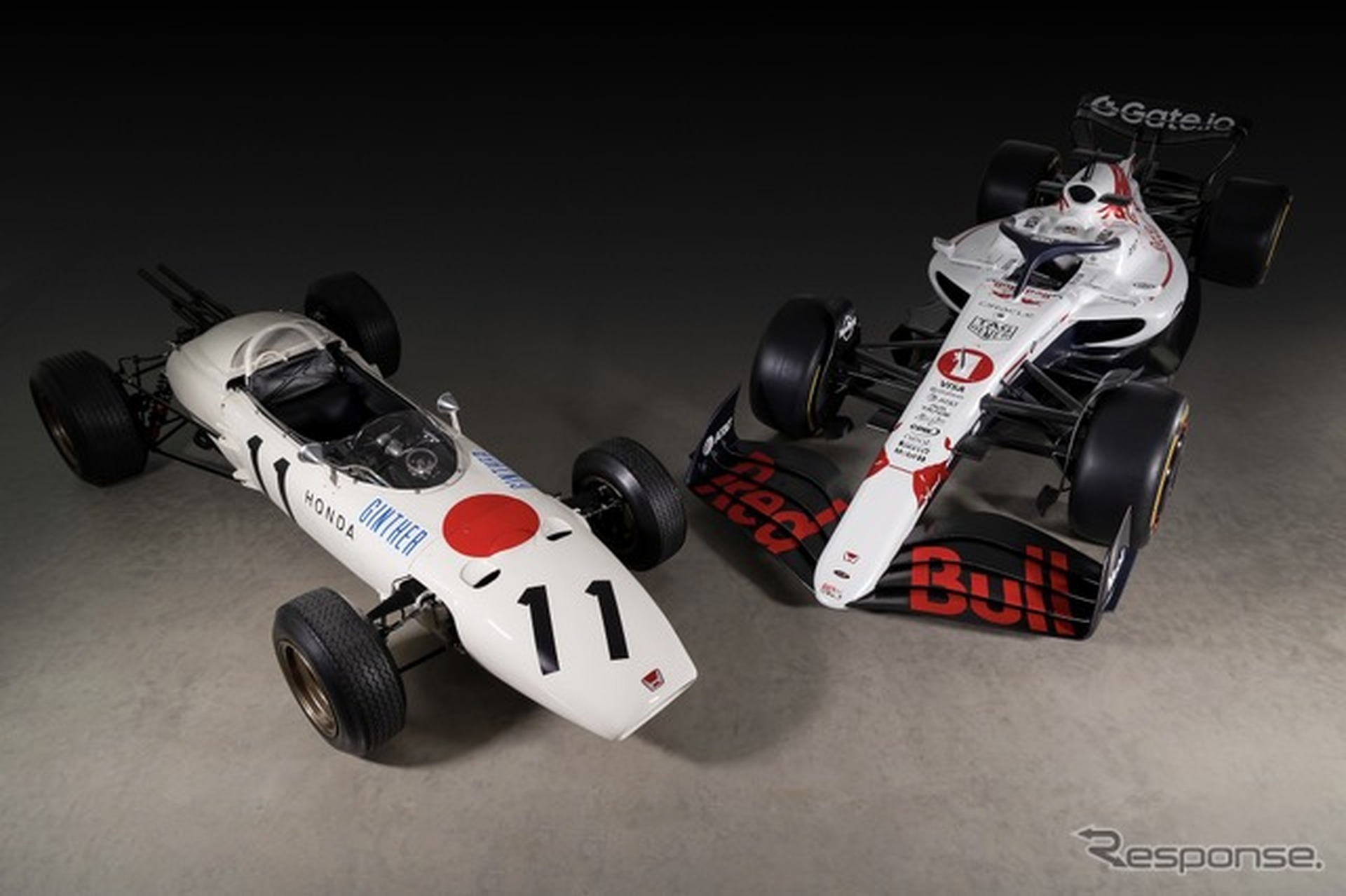 F1日本GP限定カラーのレッドブルRB21（向かって右）とホンダRA272