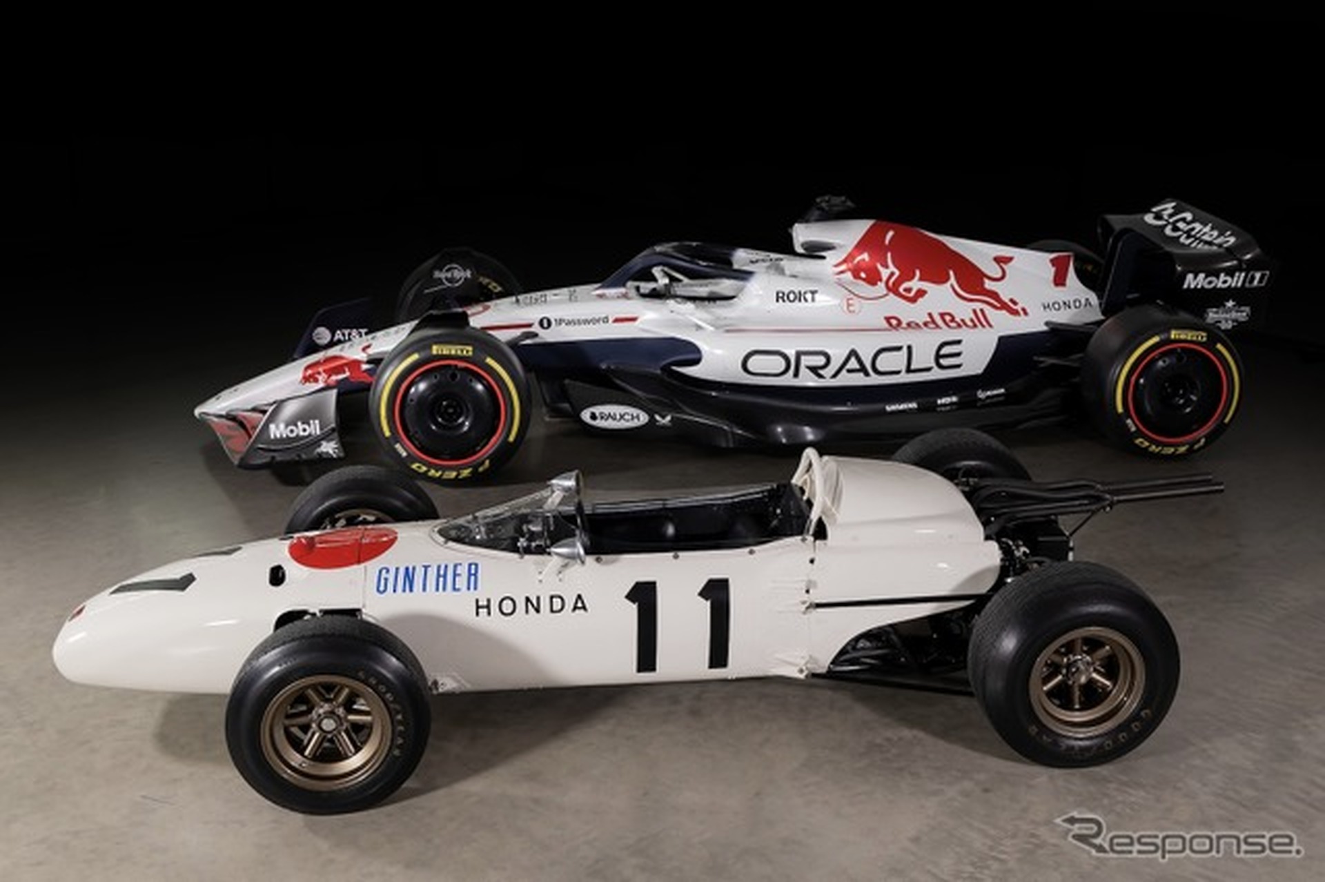 F1日本GP限定カラーのレッドブルRB21（奥）とホンダRA272