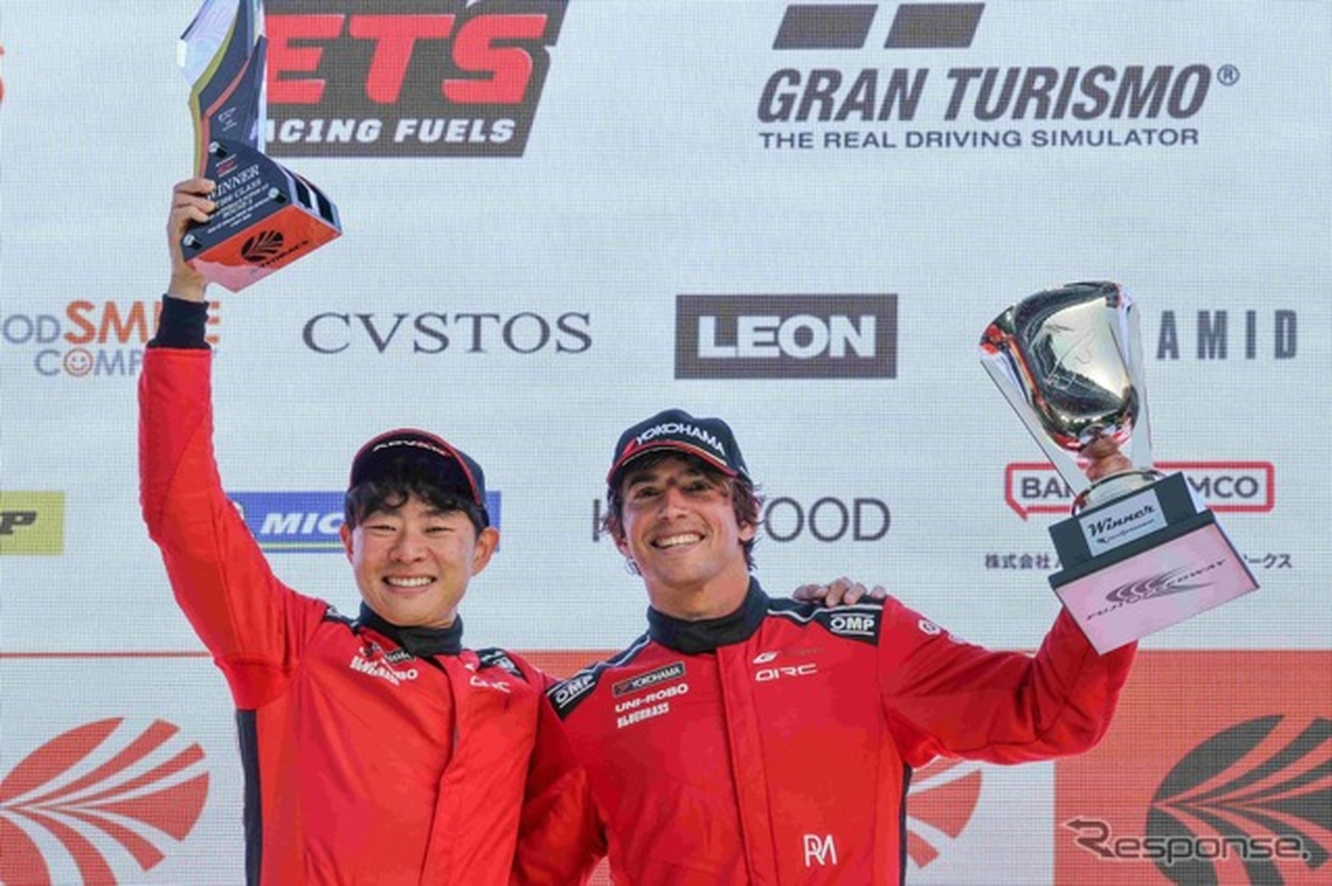 勝利を喜ぶ片山義章選手（写真左）と ロベルト・メリ・ムンタン選手