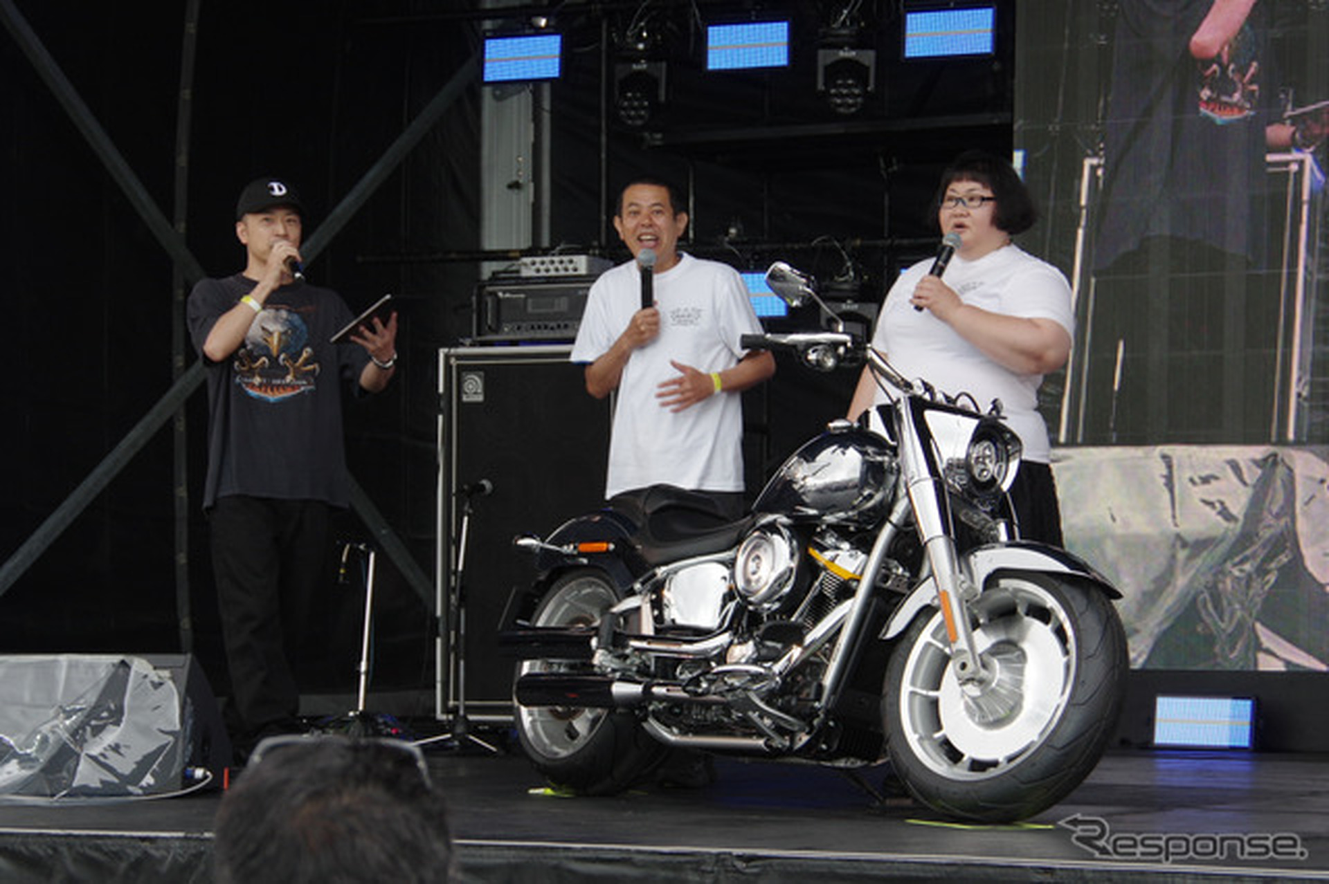 バイク好き芸人のノッチさん（中央）、安藤なつさん（右）とファットボーイ グレイゴースト