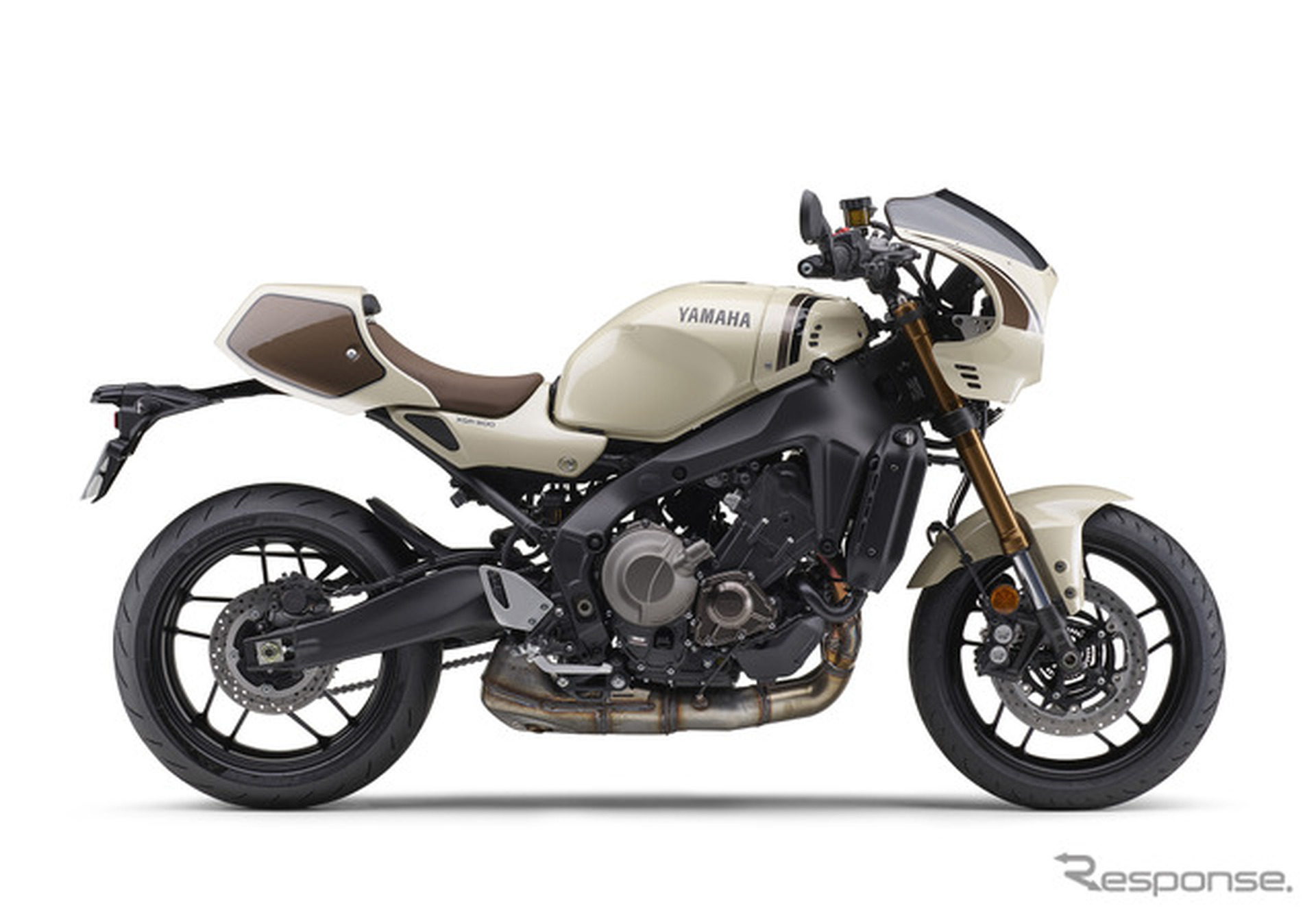 前後カウルを装着したアイボリーのXSR900 2025年モデル