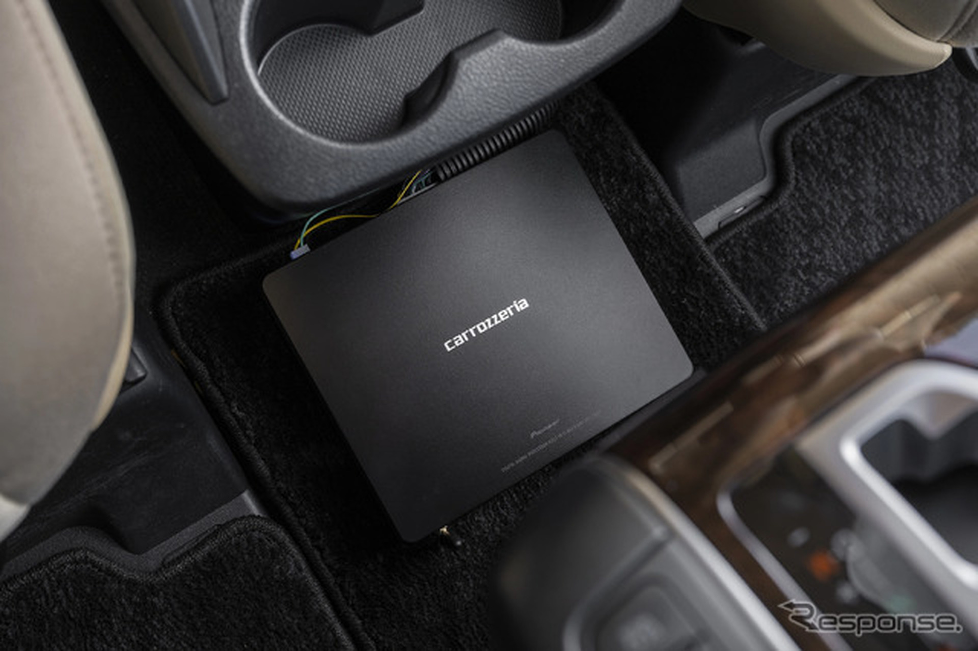 今回テスト機として使用したcarrozzeria DEQ-2000Aは高品位な定格出力40 W x 4chのデジタルパワーアンプを搭載