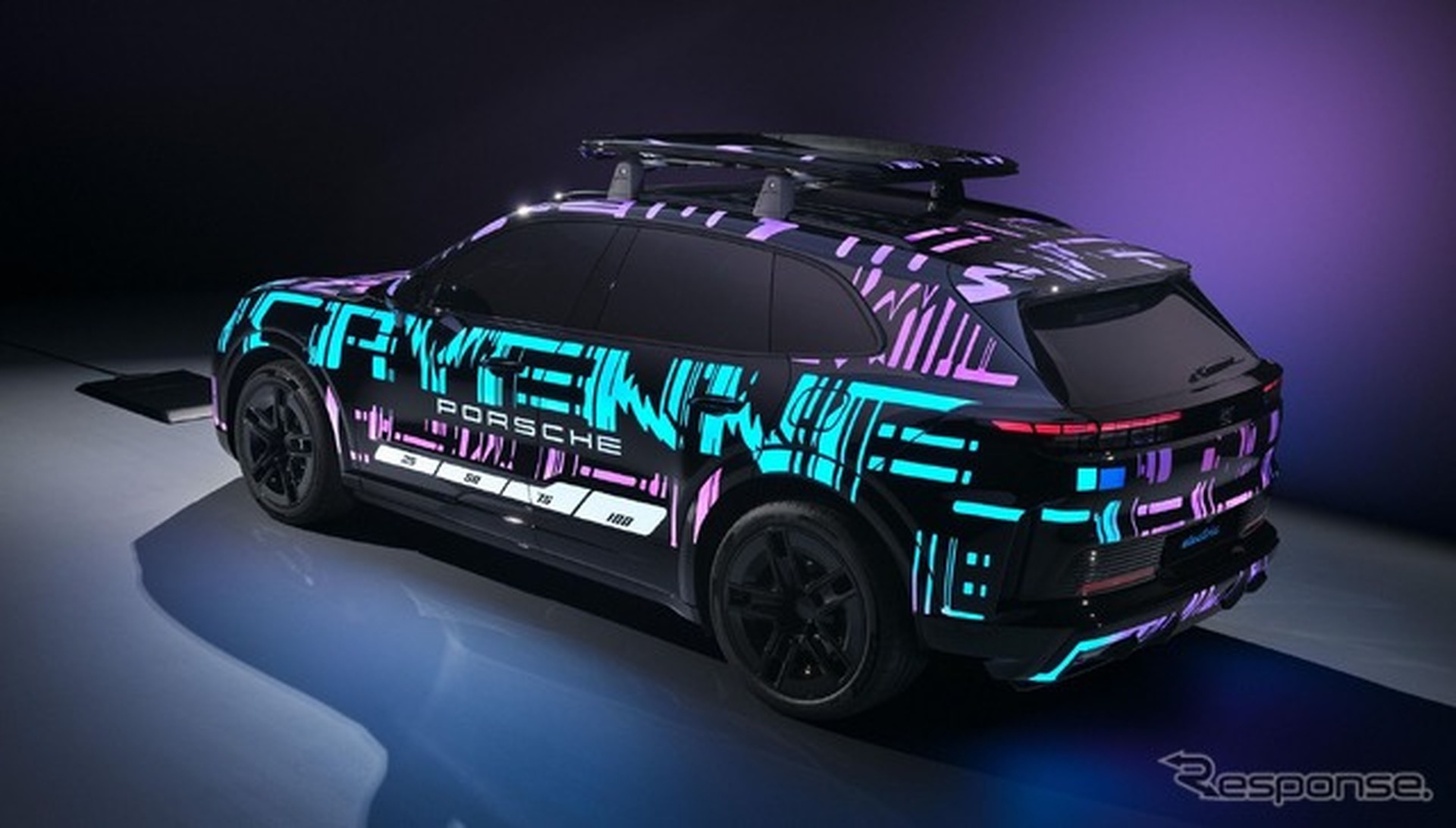 ポルシェ『カイエン・エレクトリック』プロトタイプと11kWワイヤレス充電器