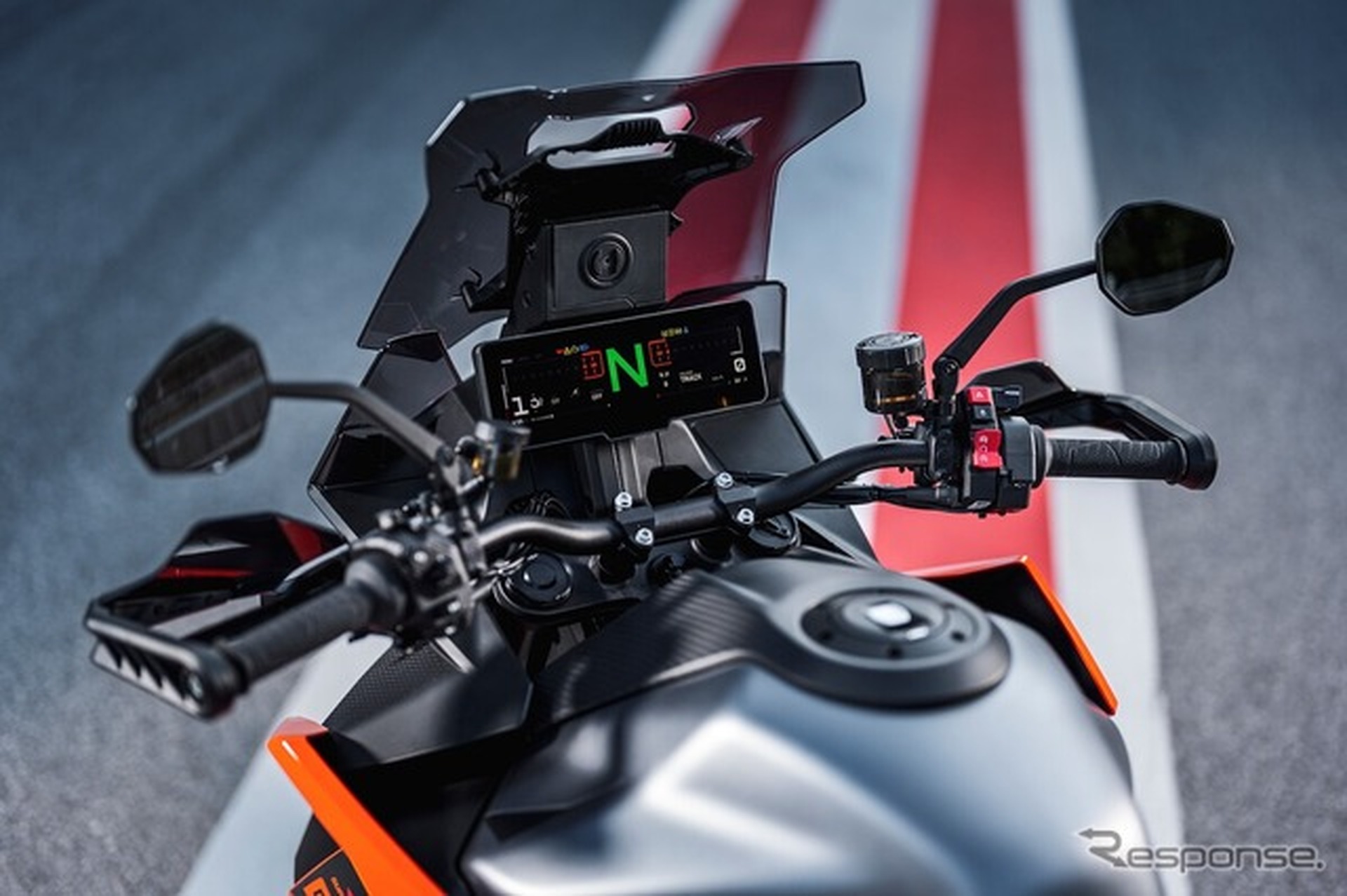 KTMの新型8.8インチ TFTディスプレイ