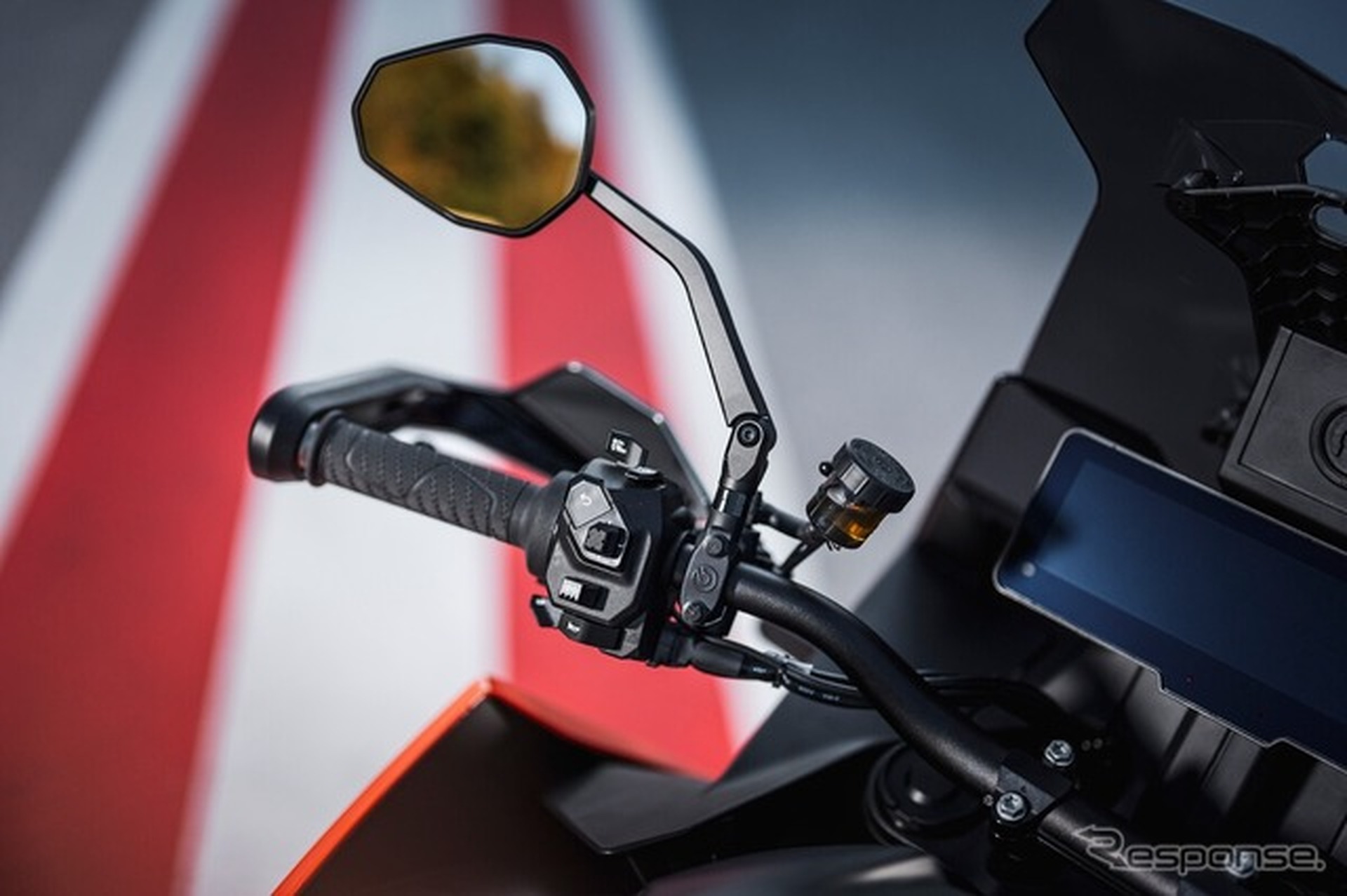 KTMの新型8.8インチ TFTディスプレイ