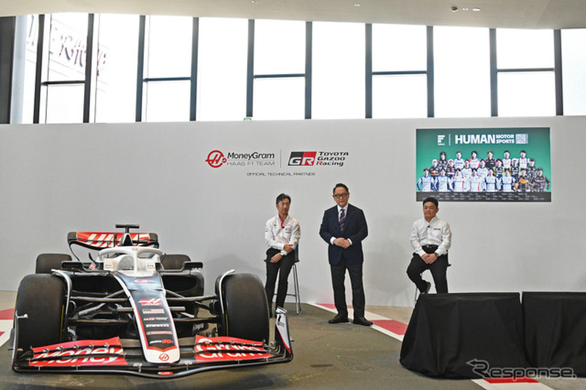 左からHaas F1代表の小松礼雄氏、モリゾウ氏（トヨタ自動車代表取締役会長 豊田章男氏）、TOYOTA GAZOO Racing プレジデントの高橋智也氏
