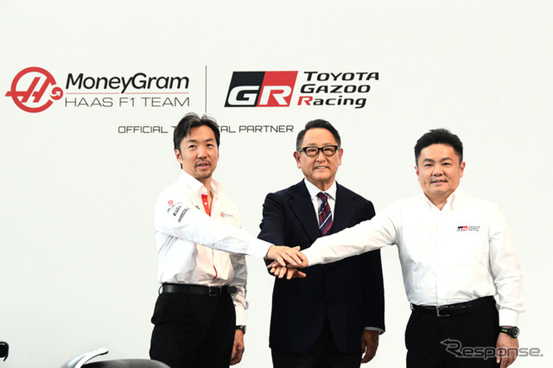 左からHaas F1代表の小松礼雄氏、モリゾウ氏（トヨタ自動車代表取締役会長 豊田章男氏）、TOYOTA GAZOO Racing プレジデントの高橋智也氏