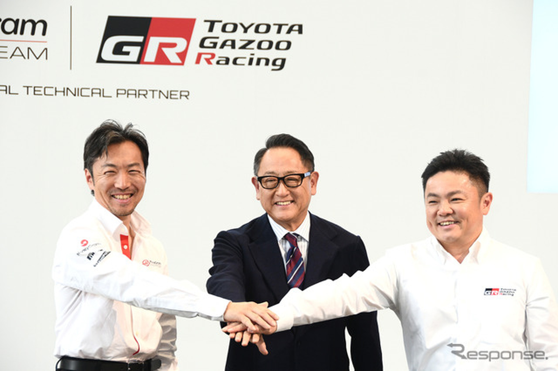左からHaas F1代表の小松礼雄氏、モリゾウ氏（トヨタ自動車代表取締役会長 豊田章男氏）、TOYOTA GAZOO Racing プレジデントの高橋智也氏