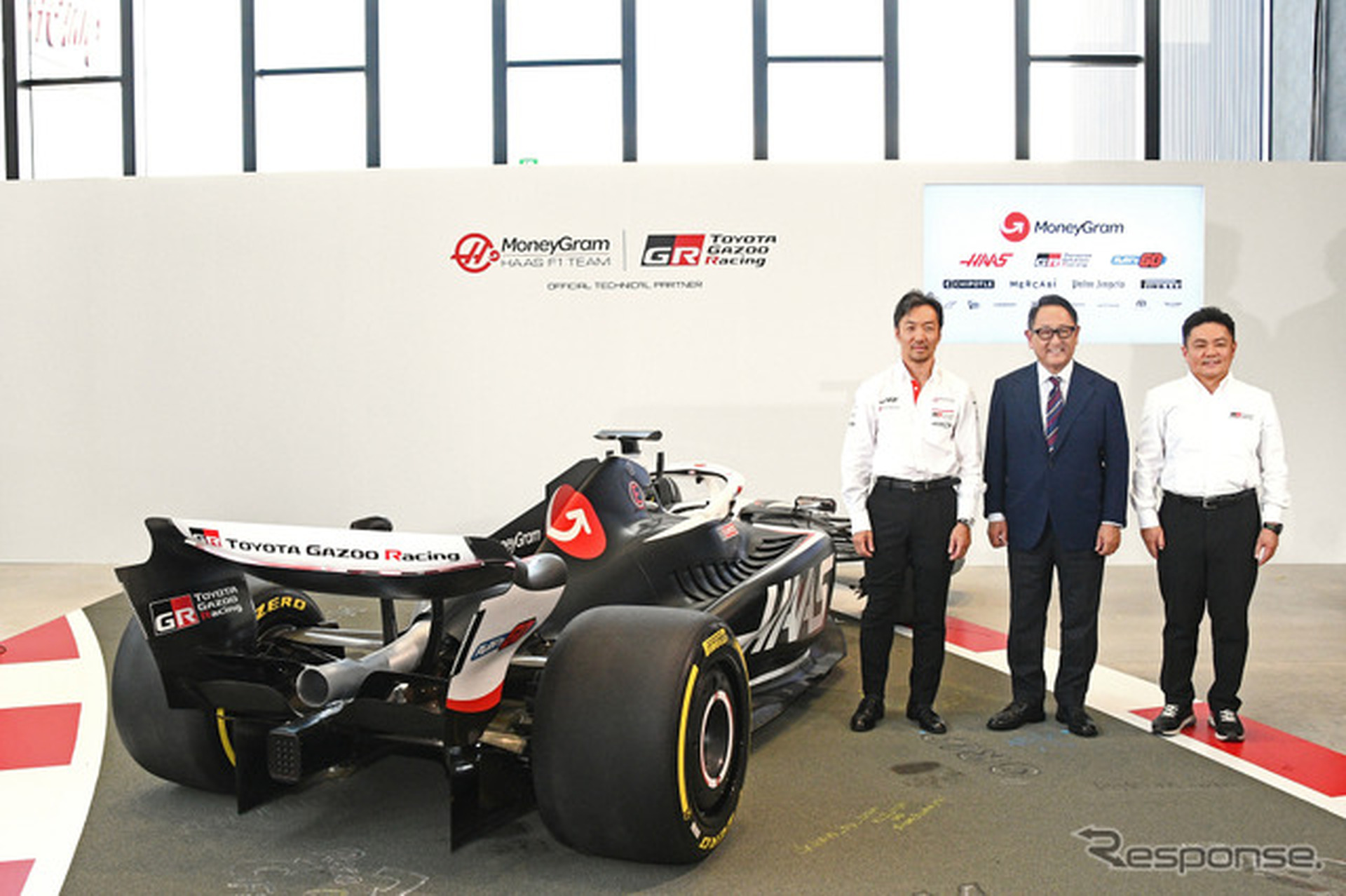 左からHaas F1代表の小松礼雄氏、モリゾウ氏（トヨタ自動車代表取締役会長 豊田章男氏）、TOYOTA GAZOO Racing プレジデントの高橋智也氏