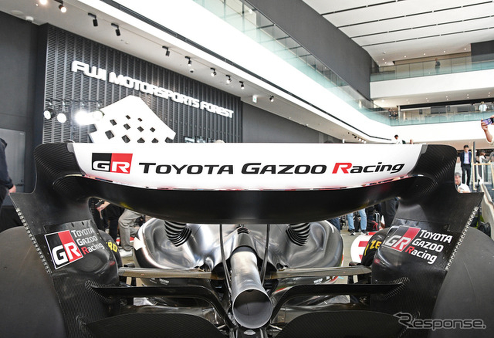 リヤウイングと翼端板（ステー）内側にTOYOTA GAZOO Racing のロゴが入る