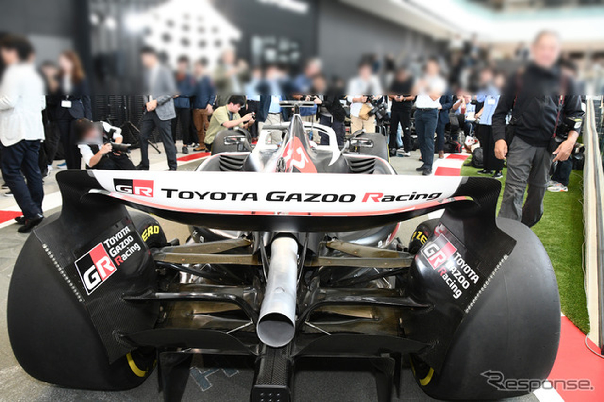 リヤウイングと翼端板（ステー）内側にTOYOTA GAZOO Racing のロゴが入る