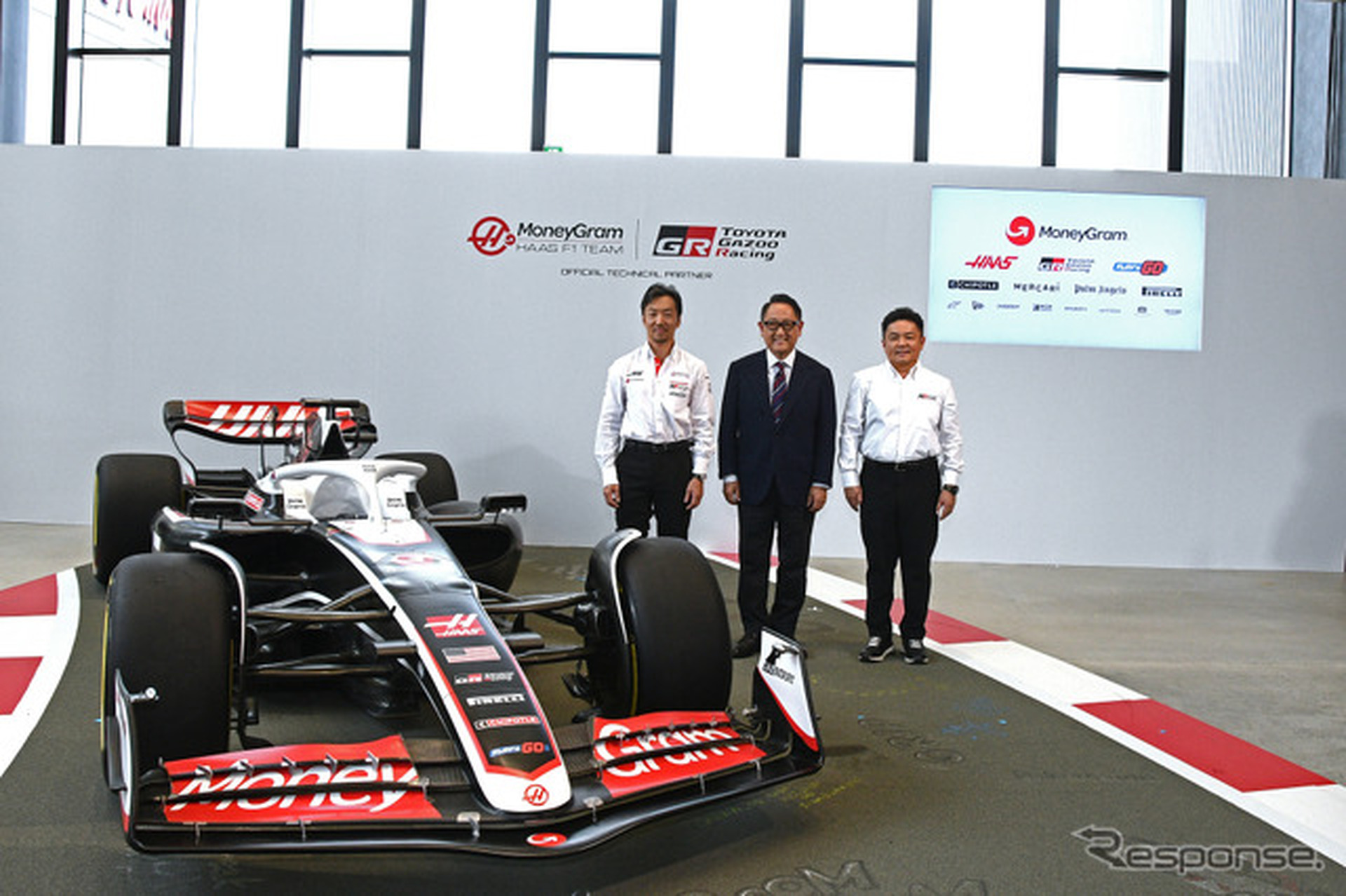 左からHaas F1代表の小松礼雄氏、モリゾウ氏（トヨタ自動車代表取締役会長・豊田章男氏）、TGRプレジデントの高橋智也氏、