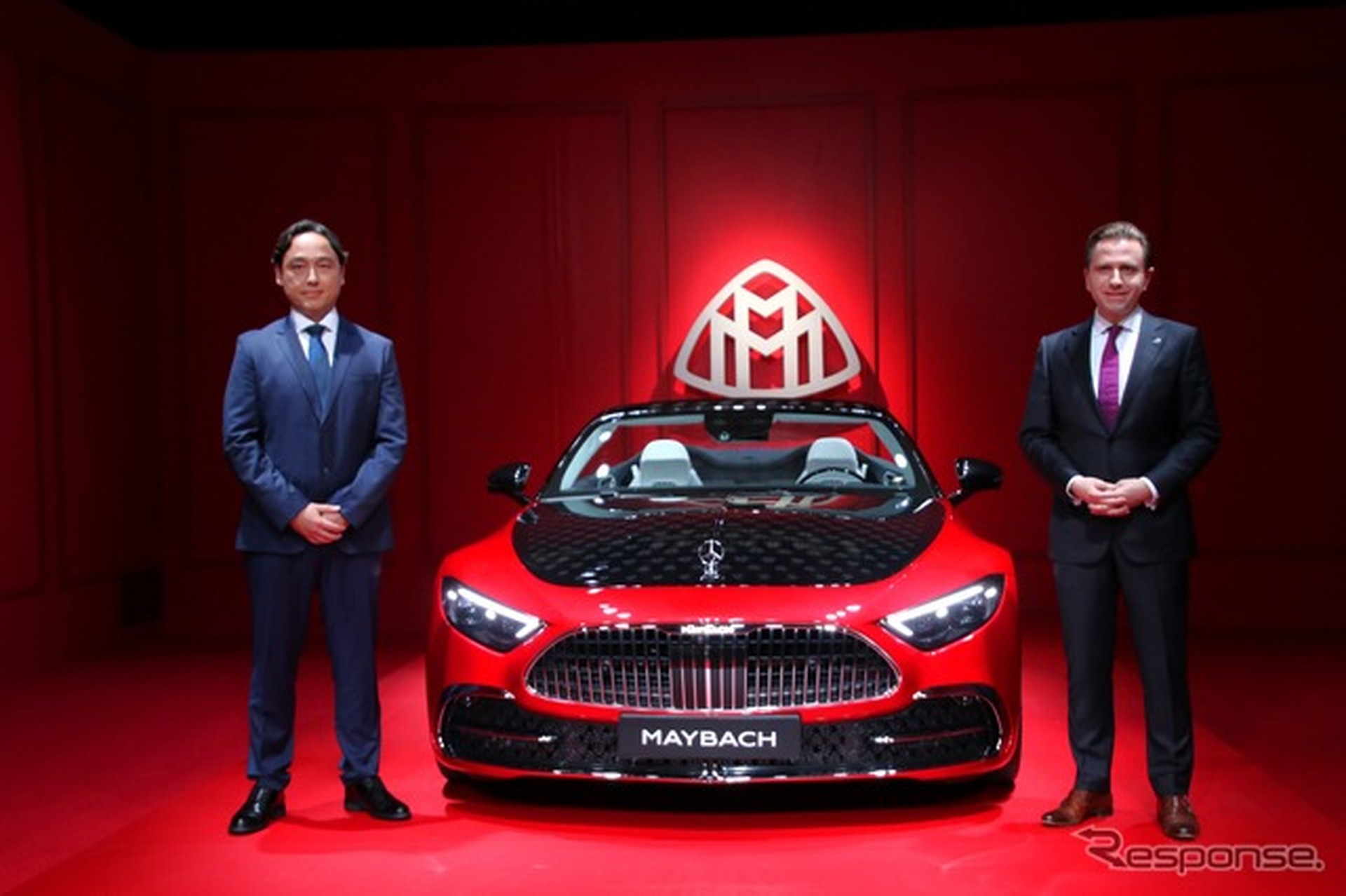 メルセデス・ベンツ日本社長兼CEOノゲルティンガー剛氏(左)とメルセデスマイバッハブランドの責任者　ダニエル・レスコー氏(右)