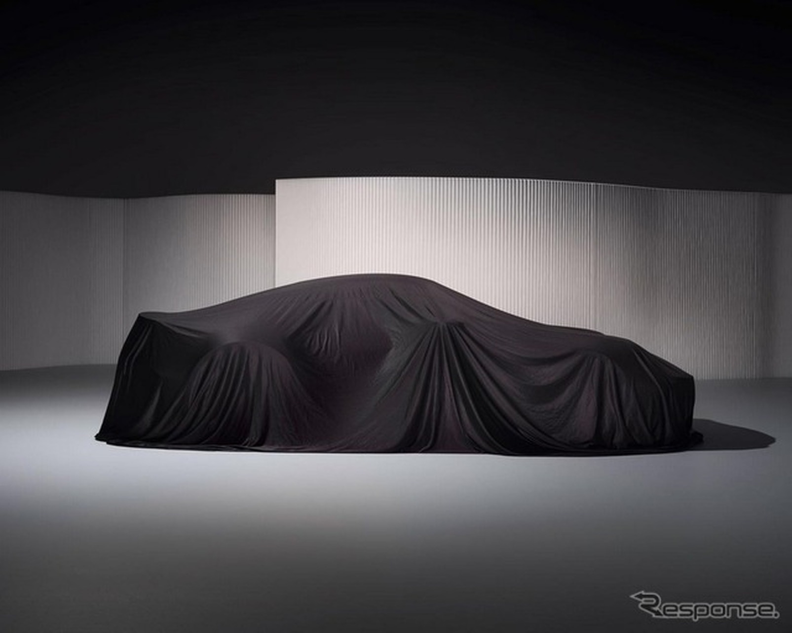 ポルシェが新型車を予告