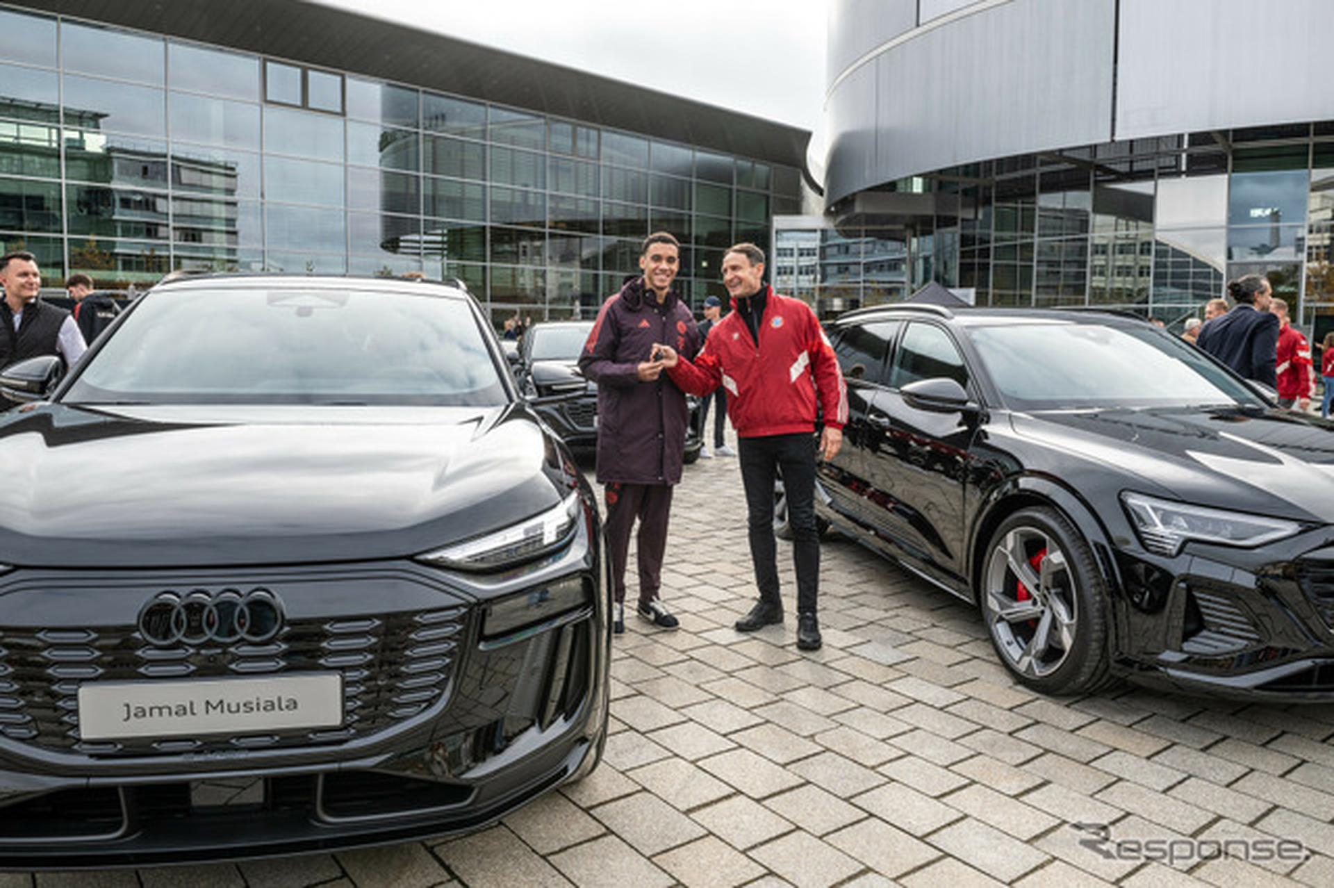 アウディが独サッカー「FCバイエルン」選手らに電動車を納車