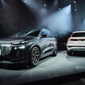 アウディ SQ6 e-tron（向かって左）とQ6 e-tron