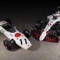 F1日本GP限定カラーのレッドブルRB21（向かって右）とホンダRA272