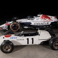 F1日本GP限定カラーのレッドブルRB21（奥）とホンダRA272