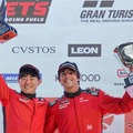 勝利を喜ぶ片山義章選手（写真左）と ロベルト・メリ・ムンタン選手