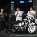 バイク好き芸人のノッチさん（中央）、安藤なつさん（右）とファットボーイ グレイゴースト
