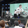 バイク好き芸人のノッチさん（中央）、安藤なつさん（右）とファットボーイ グレイゴースト