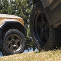 トヨタ ランドクルーザー250（左） SUNWORKS ディフェンダー110（右）
