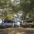 SUNWORKS ディフェンダー110（左）トヨタ ランドクルーザー250（右）