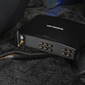 入力（4 ch） / RCA （4 ch） / Bluetooth オーディオ、出力はスピーカー出力（4 ch）、プリアウトRCA出力（6 ch）を搭載
