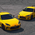 トヨタ GR86 RZ “イエローリミテッド”（左）と先代86 GT イエローリミテッド（右）