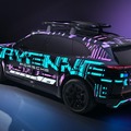 ポルシェ『カイエン・エレクトリック』プロトタイプと11kWワイヤレス充電器
