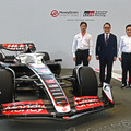 左からHaas F1代表の小松礼雄氏、モリゾウ氏（トヨタ自動車代表取締役会長・豊田章男氏）、TGRプレジデントの高橋智也氏、