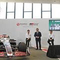 左からHaas F1代表の小松礼雄氏、モリゾウ氏（トヨタ自動車代表取締役会長 豊田章男氏）、TOYOTA GAZOO Racing プレジデントの高橋智也氏
