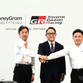左からHaas F1代表の小松礼雄氏、モリゾウ氏（トヨタ自動車代表取締役会長 豊田章男氏）、TOYOTA GAZOO Racing プレジデントの高橋智也氏