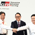左からHaas F1代表の小松礼雄氏、モリゾウ氏（トヨタ自動車代表取締役会長 豊田章男氏）、TOYOTA GAZOO Racing プレジデントの高橋智也氏