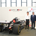 左からHaas F1代表の小松礼雄氏、モリゾウ氏（トヨタ自動車代表取締役会長 豊田章男氏）、TOYOTA GAZOO Racing プレジデントの高橋智也氏